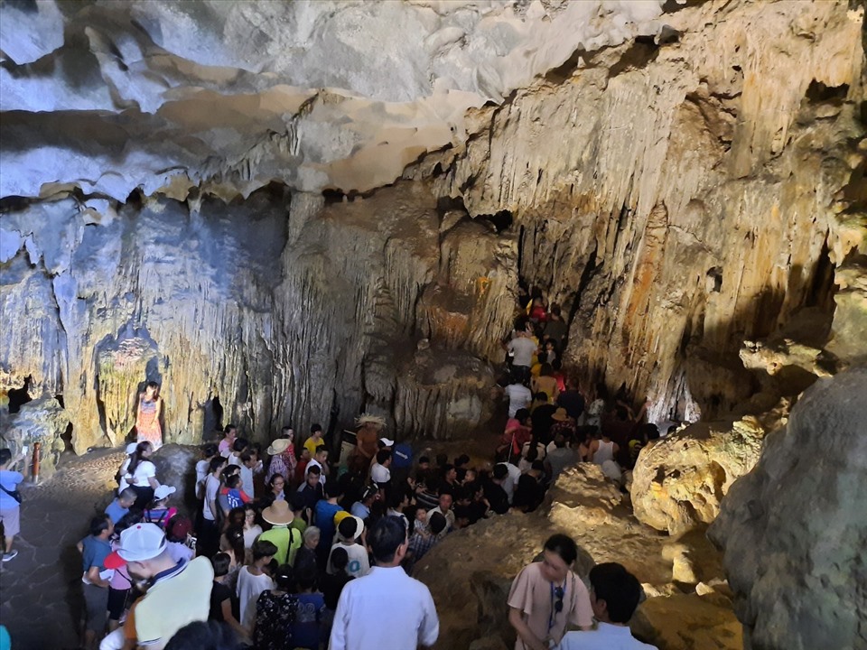Du khách chen chúc tham quan hang động trên vịnh Hạ Long. Ảnh: Nguyễn Hùng