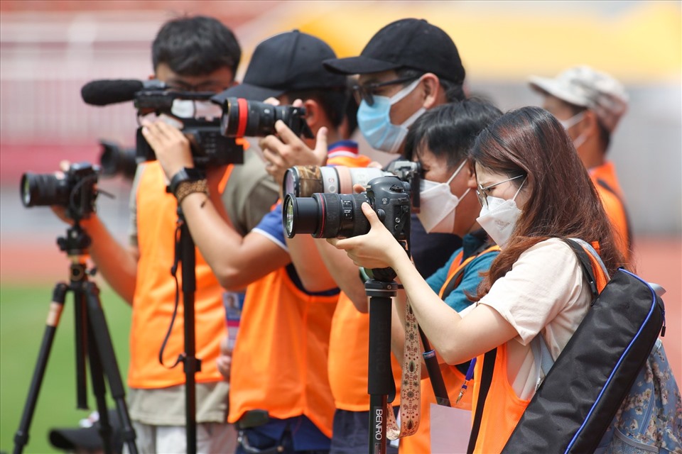 Dù đội tuyển Việt Nam thay đổi lịch đột xuất nhưng buổi tập này vẫn có rất đông phóng viên đến tác nghiệp.