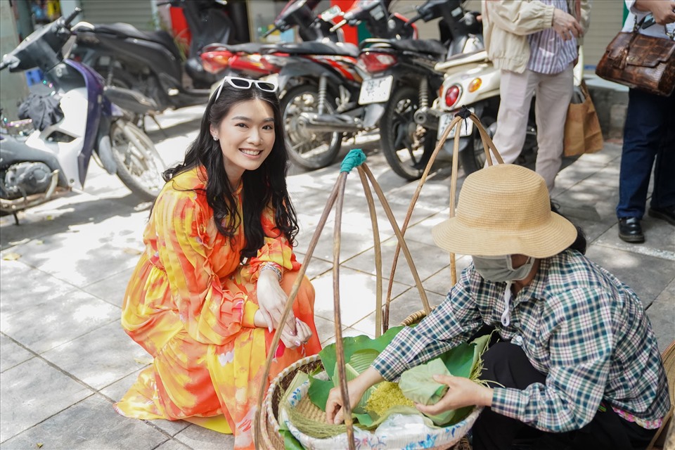 Nhiếp ảnh gia Tô Thanh Tân (trái) tặng bó hoa mẫu đơn trắng, nến thơm và cả khô bò làm quà biếu bạn bè, gia đình mình.