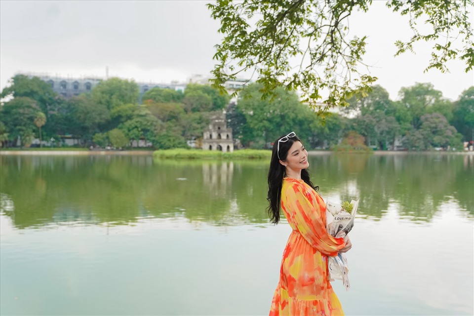 Không chỉ khám phá ẩm thực, Top 6 Miss World 2021 còn dành nhiều thời gian dạo quanh phố phường Hà Nội và thực hiện một bộ ảnh tại Hồ Gươm - biểu tượng của thủ đô Việt Nam. Miss Indonesia 2020 nổi bật trong thiết kế tông màu vàng cam của NTK Lê Thanh Hòa.