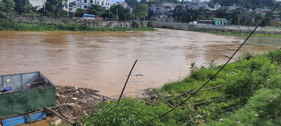 Nhiều diện tích hoa màu, ao cá bị nhấn chìm.