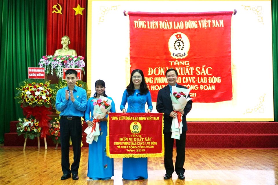 Tổng LĐLĐ Việt Nam tặng cờ thi đua đơn vị xuất sắc cho LĐLĐ tỉnh trong phong trào CNVC-LĐ và hoạt động Công đoàn năm 2021. Ảnh T.T