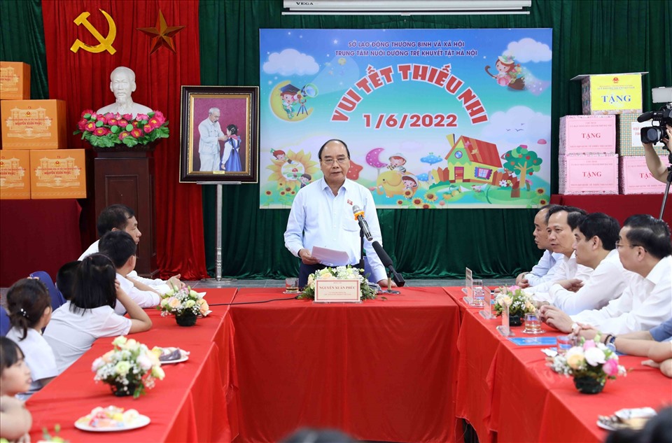 Chủ tịch nước Nguyễn Xuân Phúc động viên các thầy giáo, cô giáo và tặng quà trẻ khuyết tật tại Trung tâm Nuôi dưỡng trẻ khuyết tật Hà Nội.