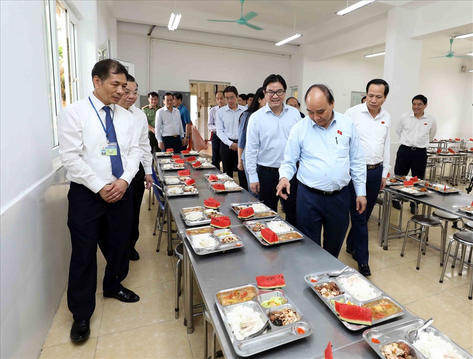 Chủ tịch nước thăm bếp ăn của Trung tâm Nuôi dưỡng trẻ khuyết tật Hà Nội.