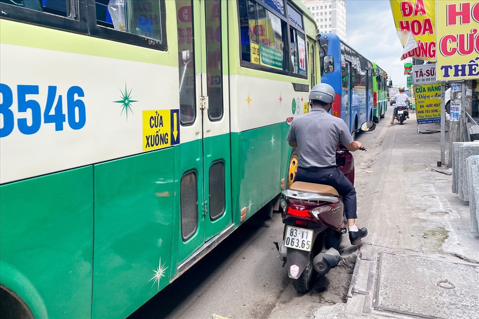 Các phương tiện lớn di chuyển ở cả 2 làn xe khiến đám ùn tắc phía sau càng trở nên nghiêm trọng.