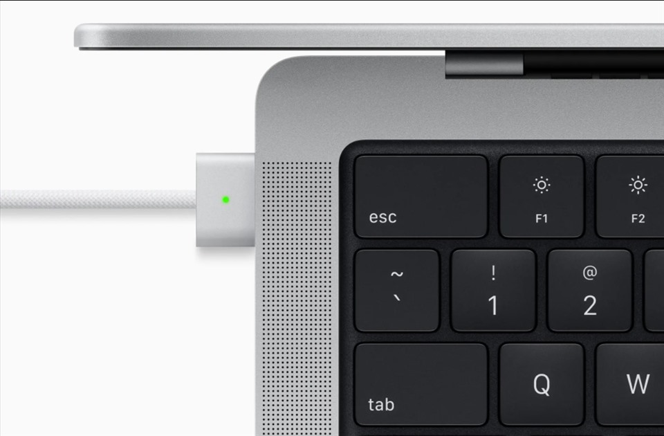 Cổng sạc MagSafe được ưa thích liệu sẽ được mang trở lại trên MacBook Air 2022? Ảnh: Apple