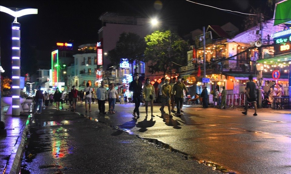 Chợ đêm Ninh Kiều thu hút được nhiều khách du lịch khi tới TP Cần Thơ. Ảnh: Th.Nh