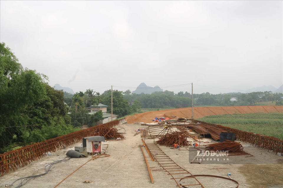Theo ông Hoàn, con đường dẫn lên cầu từ phía Đầm Đa đã được thi công từ đầu năm 2022, nhưng sau đó không thấy đơn vị tiếp tục thi công và bỏ từ đó đến nay.