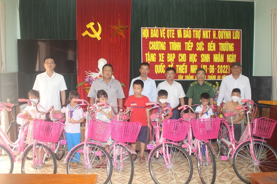 Trao tặng xe đạp cho các em học sinh nghèo 2 xã Quỳnh Thắng, Tân Thắng huyện Quỳnh Lưu. Ảnh: MK