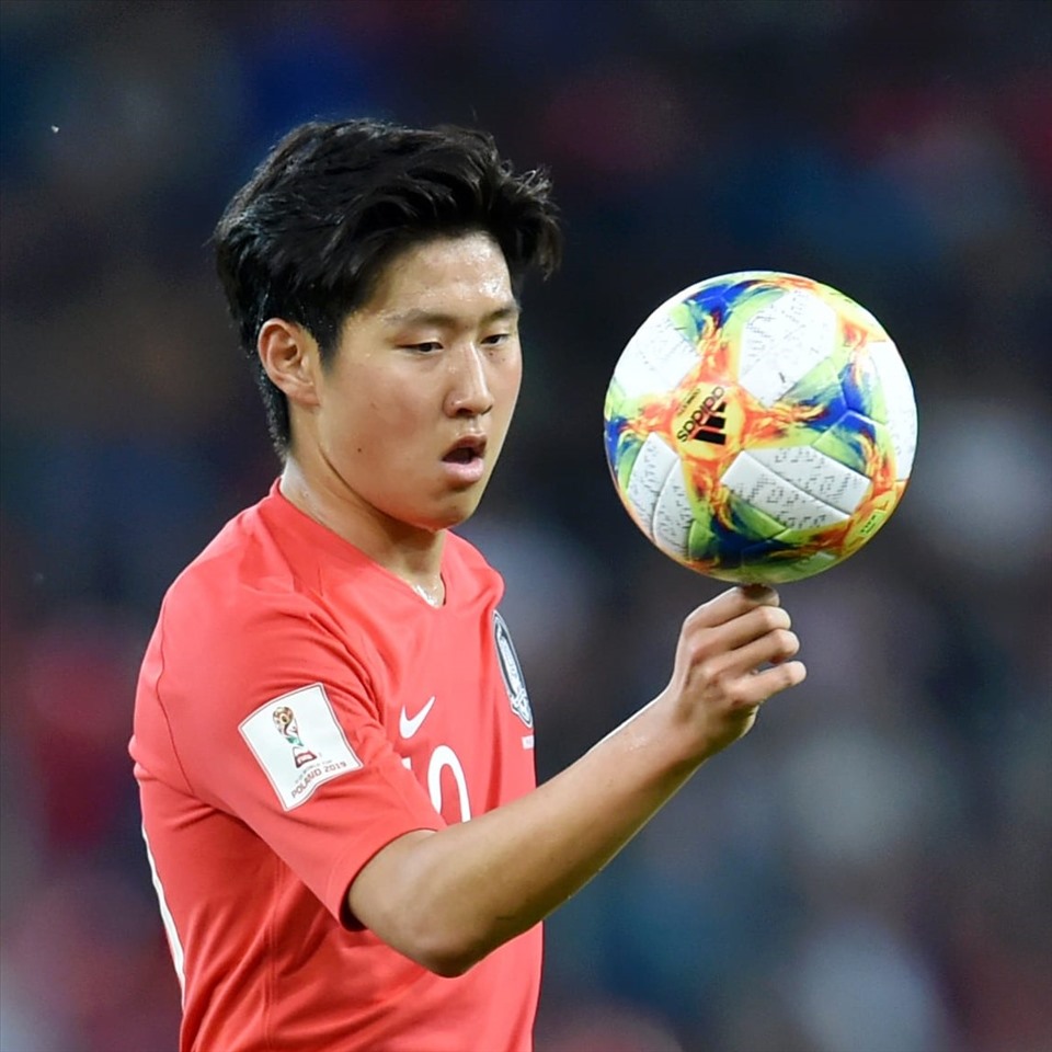 Lee Kang-in (U23 Hàn Quốc): Tiền vệ tấn công 21 tuổi này là một trong những cầu thủ đáng chú ý nhất ở vòng chung kết U23 Châu Á 2022. Anh nổi lên khi đoạt danh hiệu cầu thủ trẻ hay nhất FIFA U20 World Cup 2019, nơi anh cùng U20 Hàn Quốc đoạt ngôi á quân. Lee Kang-in cũng đã khoác áo tuyển Hàn Quốc. Ở cấp độ câu lạc bộ, anh đang thi đấu cho Mallorca ở Tây Ban Nha. Ảnh: Twitter