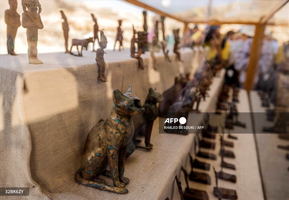 Các quan tài, tượng thần Ai Cập được phát hiện tại khu nghĩa trang Bubastian thuộc nghĩa địa Saqqara, phía tây nam thủ đô Ai Cập ngày 30.5. Ảnh: AFP