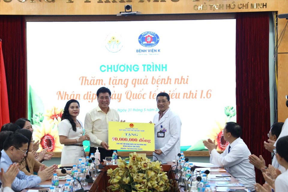 Quỹ Bảo trợ Trẻ em Việt Nam tặng quà các bệnh nhi ung thư đang điều trị tại Bệnh viện K. Ảnh: VPCTN