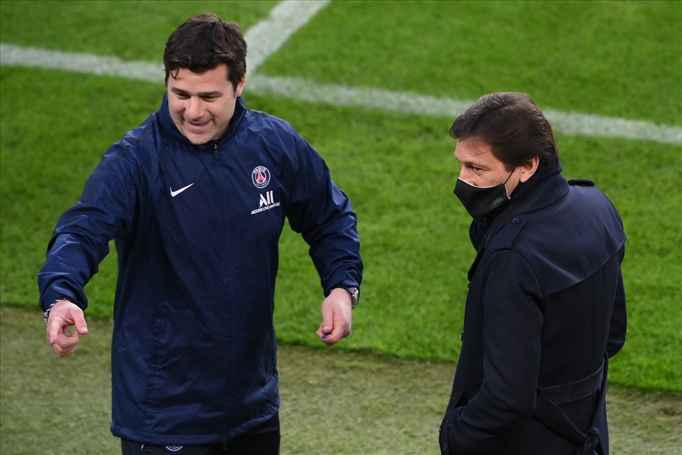 Pochettino và Leonardo bị lép vế hoàn toàn khi Mbappe kí hợp đồng mới. Ảnh: AFP