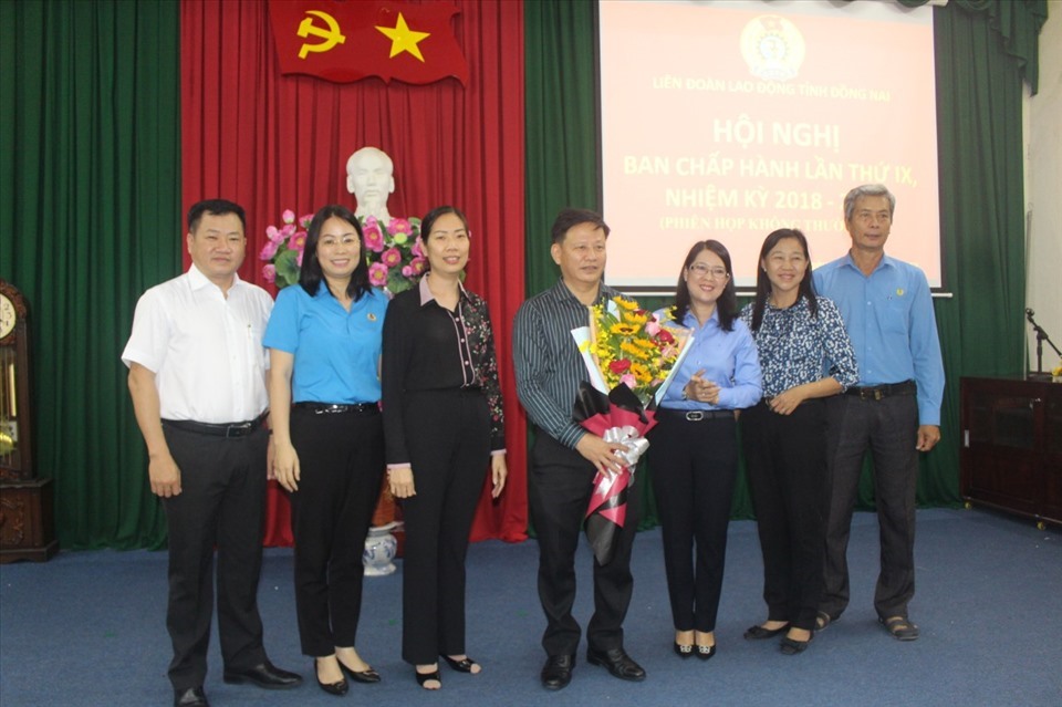 LĐLĐ tỉnh cũng tặng hoa chúc mừng ông Huỳnh Phước Sang (ở giữa) nhận nhiệm vụ mới vào ngày 11.5. Ảnh: Hà Anh Chiến