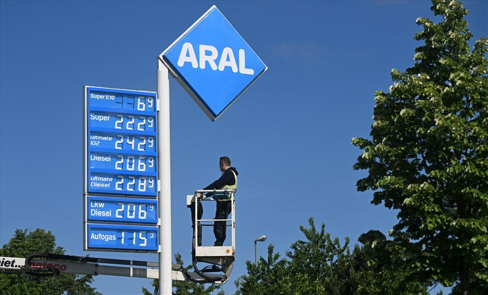 Gasoline price list in Germany on May 30, 2022.  Photo: AFP