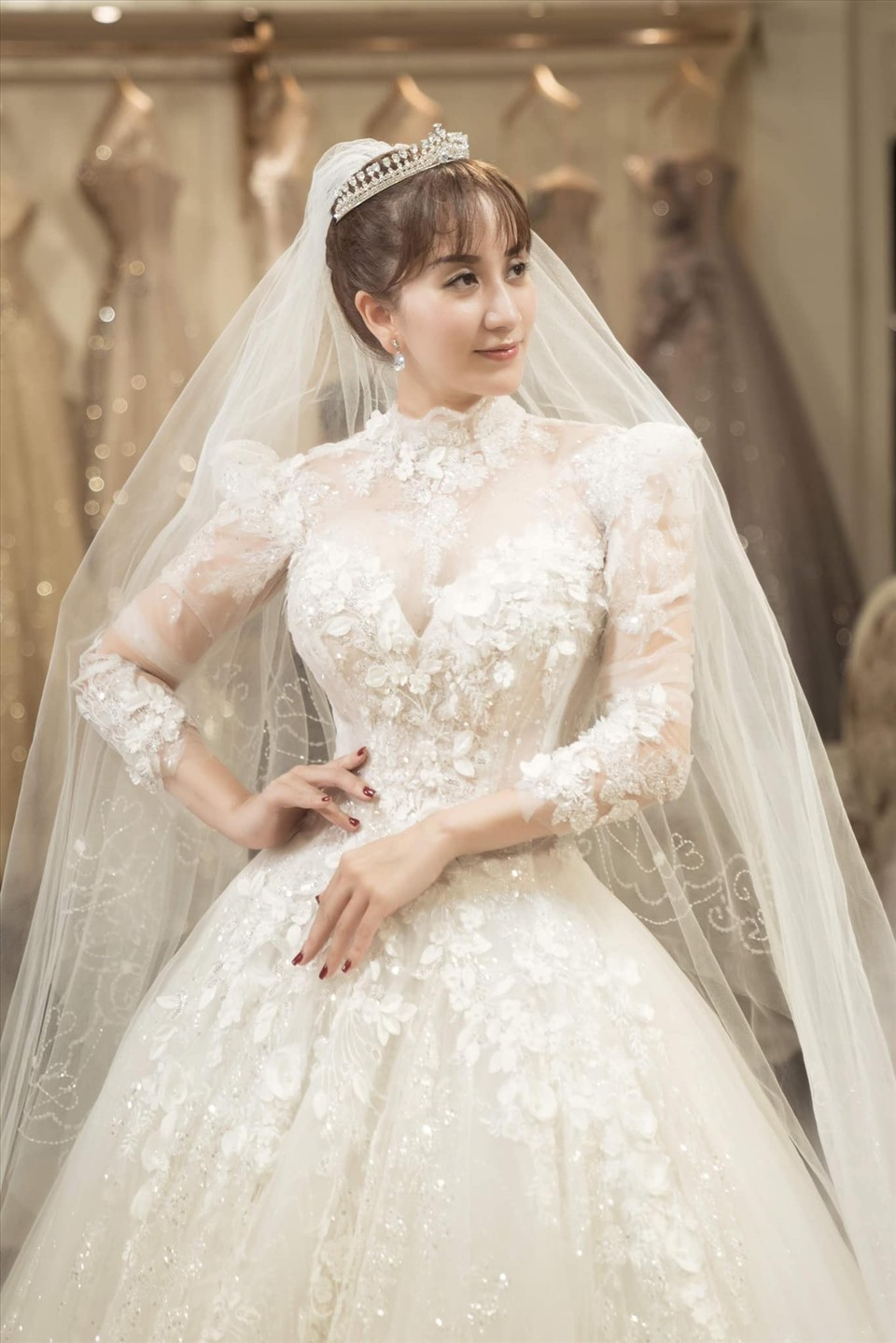 Chiếc váy cưới tuyệt đẹp của Khánh Thi đã hoàn thành hình ảnh người đẹp nhất trong ngày cưới của mình. Thiết kế tinh tế và đường nét hoàn hảo sẽ khiến bạn cảm thấy như được chìm đắm trong một câu chuyện cổ tích.
