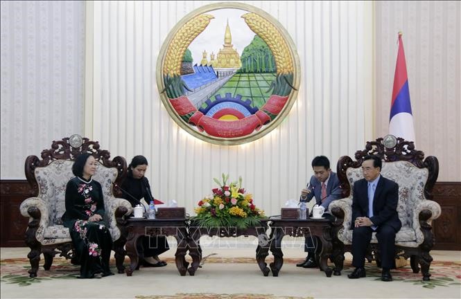 Thủ tướng Lào Phankham Viphavanh tiếp thân mật đồng chí Trương Thị Mai. Ảnh: TTXVN