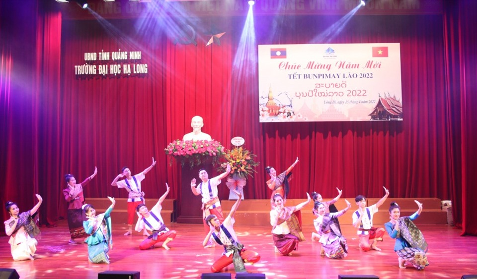 Lưu học sinh Lào biểu diễn tiết mục múa truyền thống đón Tết Bunpimay 2022 tại trường Đại học Hạ Long. Ảnh: Nguyễn Dung