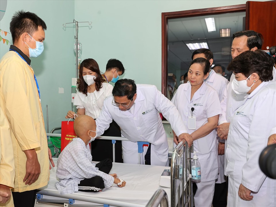 Thủ tướng ân cần thăm hỏi, tặng quà các bệnh nhân nhi đang điều trị tại Khoa Sức khoẻ vị thành niên và Trung tâm Ung thư nhân dịp Ngày Quốc tế Thiếu nhi 1.6 - Ảnh: Nhật Bắc