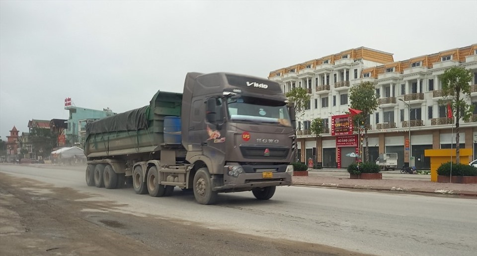 Xe Howo có hiện tượng quá tải chạy qua thị trấn Đô Lương (huyện Đô Lương) sáng 8.3.2022. Ảnh: Quang Đại