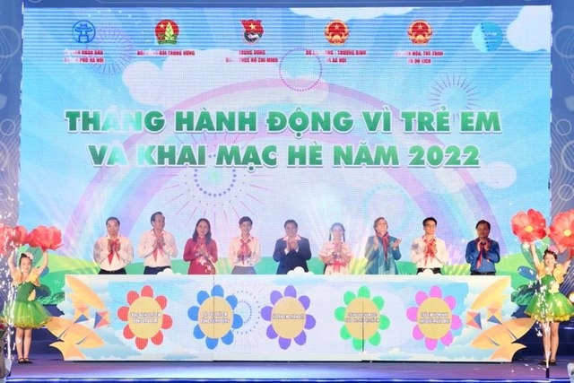Thủ tướng Phạm Minh Chính cùng các đồng chí lãnh đạo phát động Tháng hành động vì trẻ em và khai mạc hè năm 2022. Ảnh: Nhật Bắc