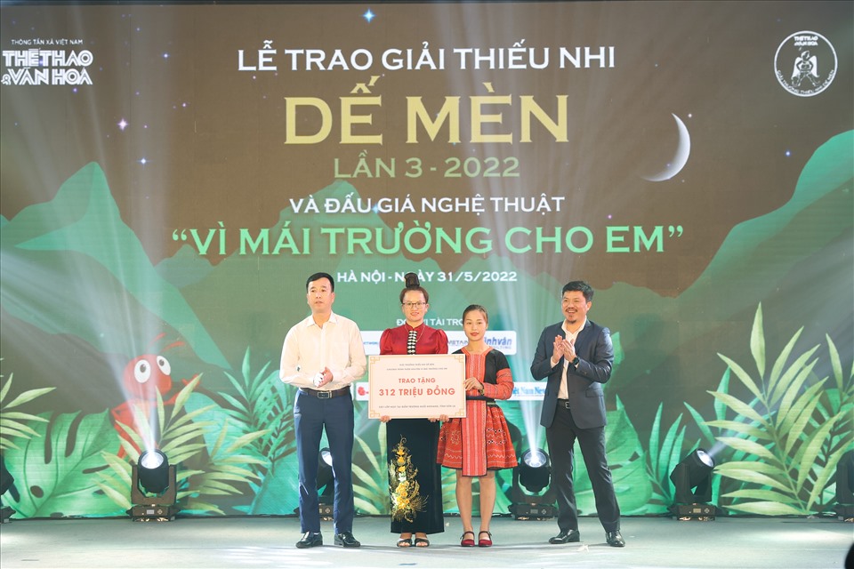 Nhà báo Lê Xuân Thành - Trưởng Ban tổ chức trao tặng hơn 300 triệu đồng cho đại diện thầy, cô giáo trường mầm non. Ảnh: BTC