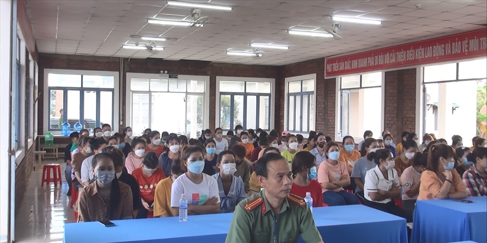 Đông đảo công nhân lao động tham gia lễ phát động phong trào bảo vệ an ninh tổ quốc. Ảnh Hoàng Thanh