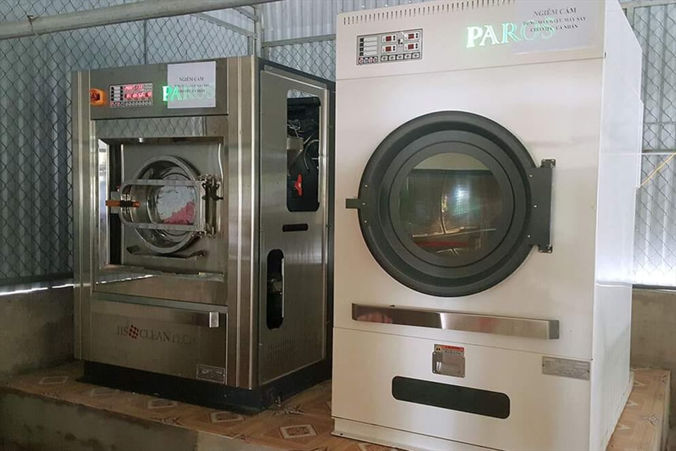 Bộ máy giặt, máy sấy công nghiệp mà Công ty Thiết bị y tế Hà Tĩnh cung cấp cho 5 bệnh viện huyện ở Hà Tĩnh với giá “trên trời” vì đã nâng khống lên. Ảnh: TT.