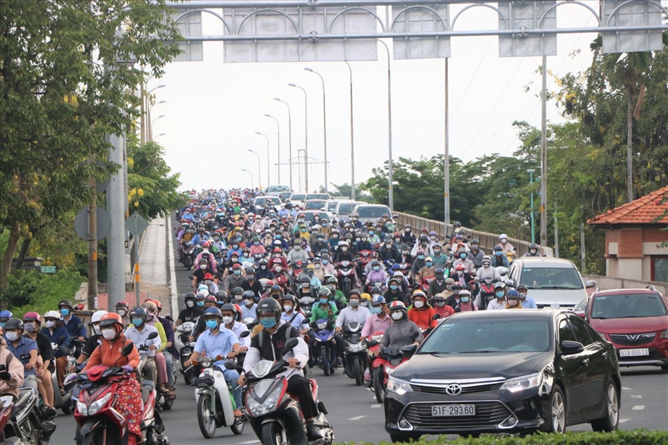 Ghi nhận của Lao Động trong sáng ngày 4.5, tại cửa ngõ phía Đông thành phố,  các tuyến đường hướng về trung tâm đều ghi nhận tình trạng ùn tắc.