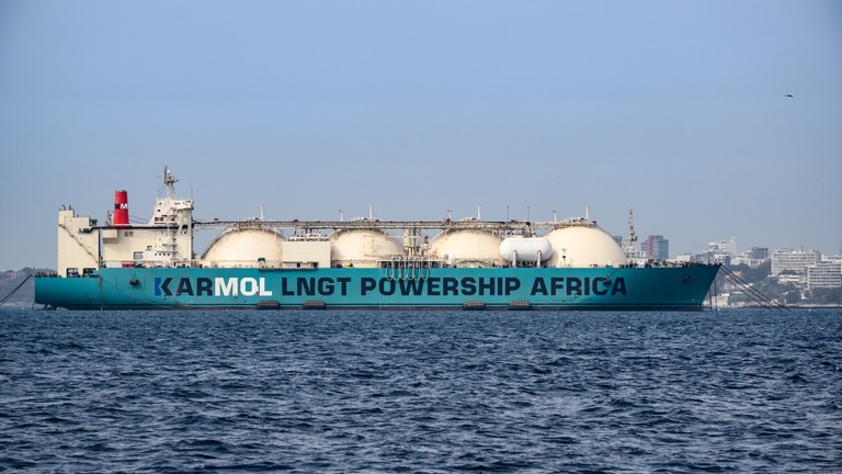 Tàu chở khí đốt “Karmol LNGT Powership Africa” dài 272 mét đang neo đậu ngoài khơi Dakar trên bờ biển Senegal. Ảnh: Getty