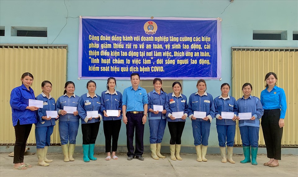 Đồng chí Nguyễn Trọng Sáng – Phó Chủ tịch LĐLĐ huyện tặng quà cho công nhân lao động tại Công ty TNHH Anh Nguyên.