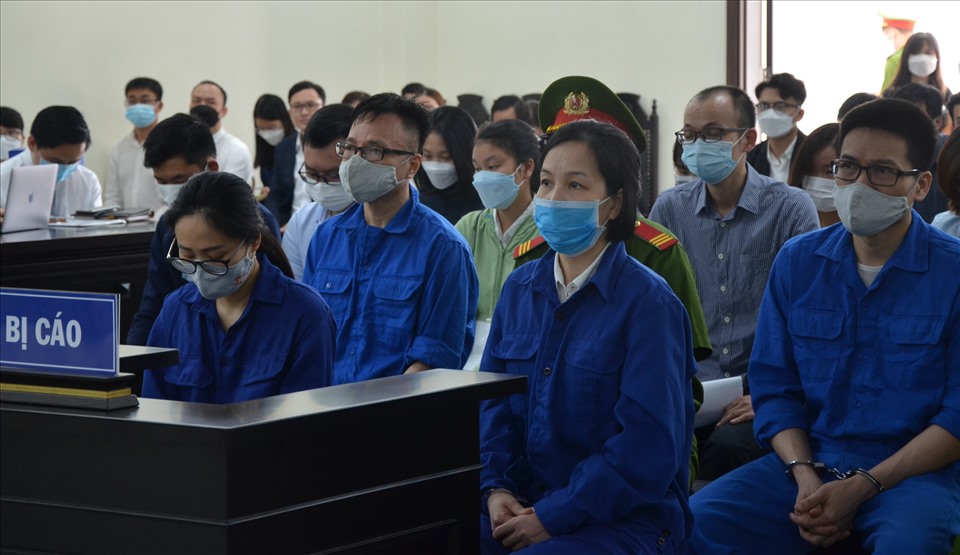 Nguyễn Thị Hà Thành (ngoài cùng bên phải) và các bị cáo tại phiên toà sơ thẩm ngày 4.5. Ảnh: V.D