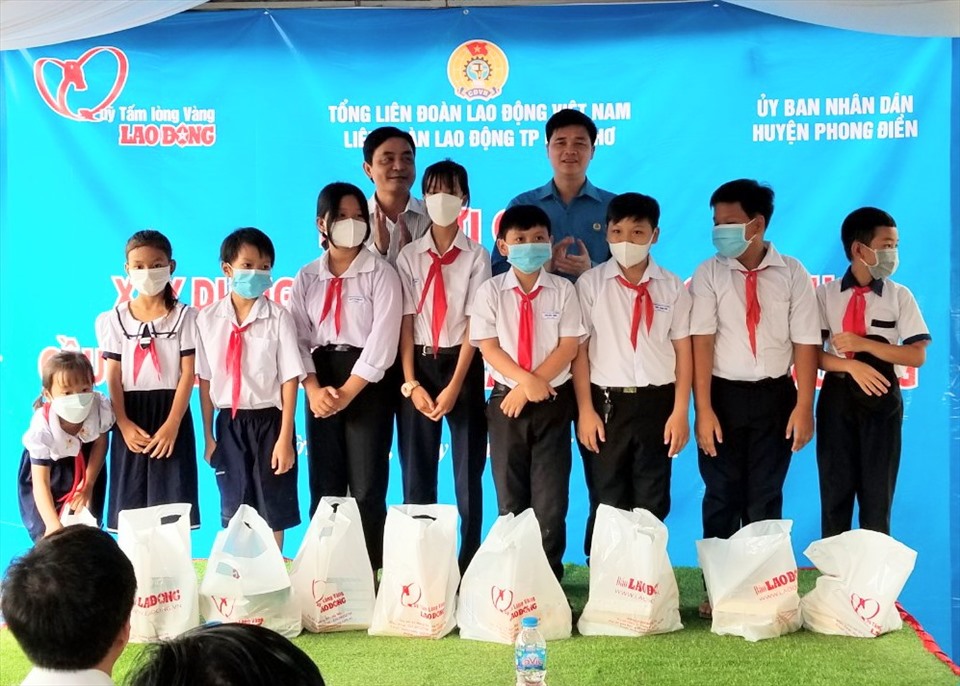 Phó Chủ tịch TLĐ Lao Động Việt Nam trao phần quà cho các em học sinh có hoàn cảnh khó khăn tại địa phương. Ảnh: Phong Linh