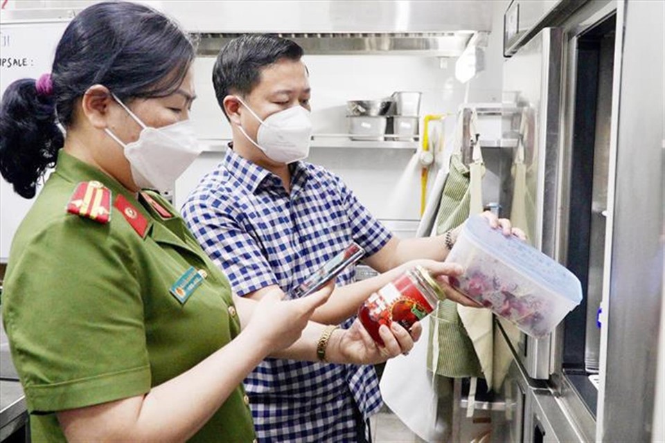 Ông Đặng Thanh Phong kiểm tra khu vực bếp của một nhà hàng tại quận Cầu Giấy. Ảnh: SG31