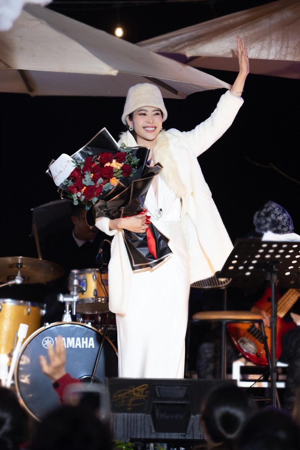 Trở về sau vòng khi bán kết Miss World Vietnam 2022 và ghi tên mình vào vòng chung kết, Nam Em lập tức có mặt tại các sân khấu ca nhạc.