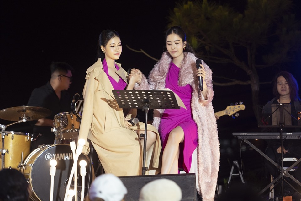 Nam Em còn gây bất ngờ khi mời cô bạn thí sinh chung phòng, đồng hành cùng cô tại Miss World Vietnam 2022 là Phạm Thị Hồng Thắm cùng tham gia đêm diễn với vai trò khách mời.