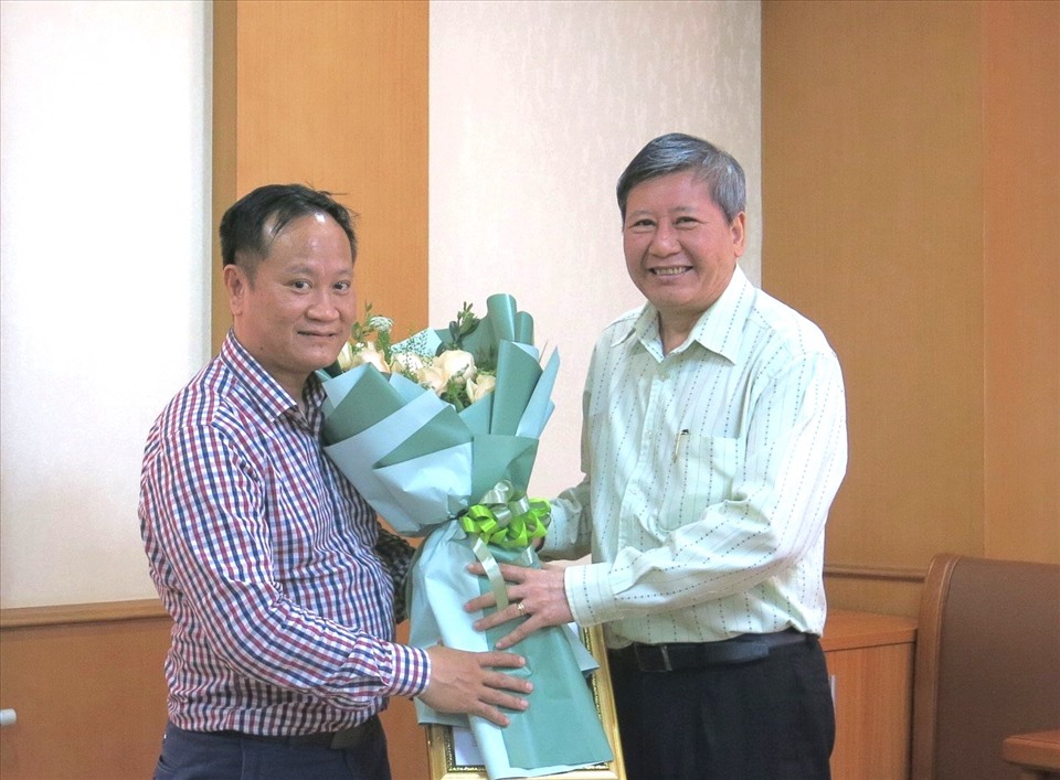 Ông Trần Thanh Hải - Phó Chủ tịch Thường trực Tổng LĐLĐVN tặng hoa chúc mừng ông Phan Thanh Sơn (bên trái). Ảnh: N.T