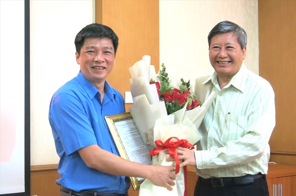 Ông Trần Thanh Hải - Phó Chủ tịch Thường trực Tổng LĐLĐVN tặng hoa chúc mừng ông Hoàng Ngọc Tú. Ảnh: N.T