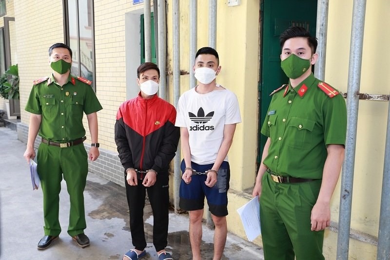 Các đối tượng Trần Văn Tuấn và Trần Hoàng Tiến bị tạm giữ tại Công an quận Hồng Bàng