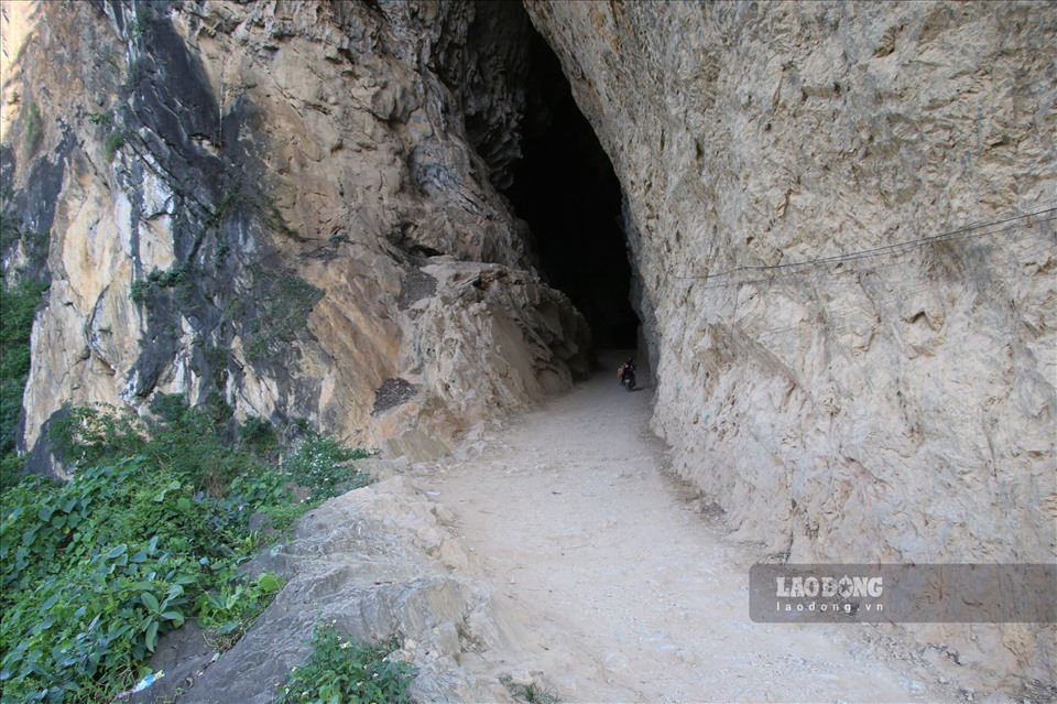 Con đường qua hang ẩn chứa nhiều hiểm nguy, nhưng vì cuộc sống mưu sinh nên người dân buộc vẫn phải đi qua hằng ngày