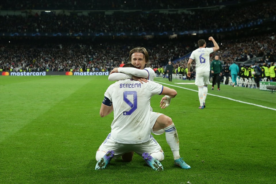 Điều kì diệu cuối cùng của Modric và Benzema cho Real Madrid. Ảnh: AFP