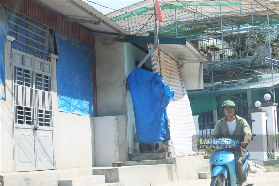 Để ngăn bụi, người dân tổ 10 phường Nông Tiến tự trang bị vải bạt che kín cửa nhà.