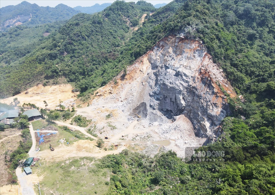Khu vực khai thác mới được cấp phép của mỏ đá Nông Tiến chỉ cách khu dân cư thông Làng Chanh 1 và Làng Chanh 2 chỉ gần 200m, hoạt động nổ mìn gây rung chấn khiến người dân bất an.