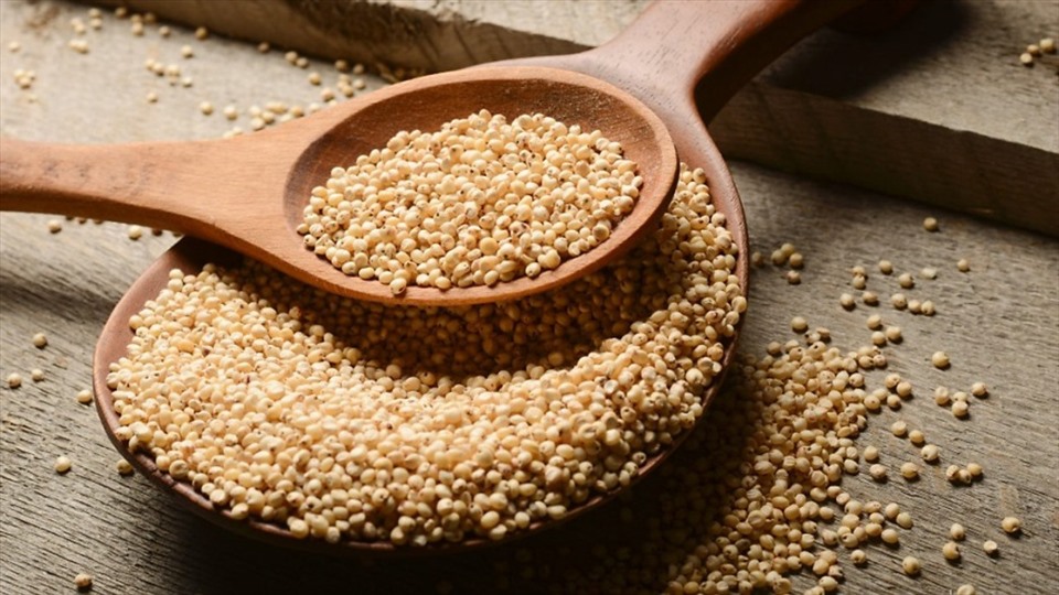 Hạt Amaranth trong lịch sử là một trong những thực phẩm chính của các nền văn minh Inca, Maya và Aztec. Đồng thời, đây cũng là một loại hạt có giá trị dinh dưỡng cao có lợi cho sức khỏe. Nhờ hàm lượng chất xơ cao, hạt Amaranth có tác dụng làm giảm một số yếu tố nguy cơ gây bệnh tim.