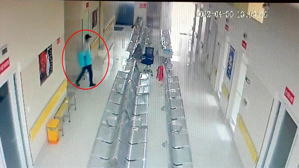 Đối tượng vào trung tâm y tế trộm tấm nhận ảnh X-Quang.