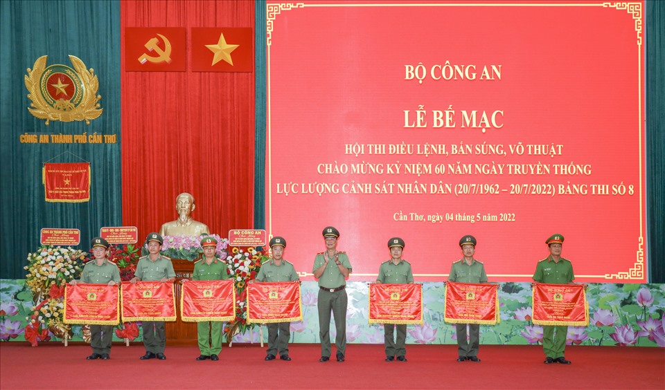 Thiếu tướng Lê Hồng Hiệp, Phó Cục trưởng Cục Công tác đảng và công tác chính trị, Phó Trưởng Ban Chỉ đạo Hội thi Bộ Công an trao giải toàn đoàn.