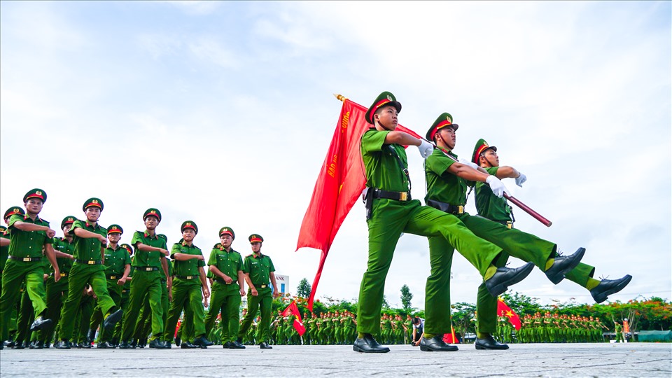 Các đội thi Điều lệnh tại quảng trường huyện Phong Điền, thành phố Cần Thơ.