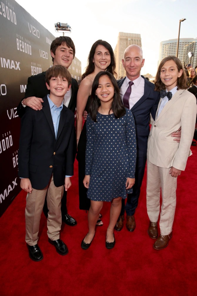 Gia đình tỉ phú Jeff Bezos kín tiếng và ít khi xuất hiện trước truyền thông. Ảnh: The Sun.