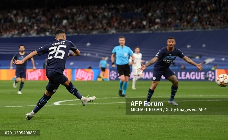 Man City chạm tay vào tấm vé chung kết sau bàn thắng của Riyad Mahrez trong hiệp 2. Ảnh: AFP