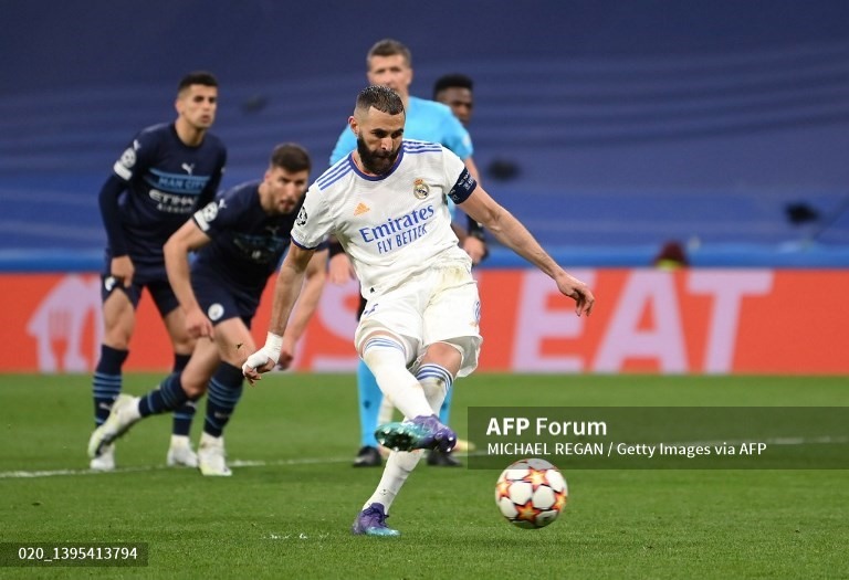 Karim Benzema làm nổ tung cầu trường với cú đá 11m thành công, ấn định chiến thắng chung cuộc 6-5 cho Real Madrid. Ảnh: AFP